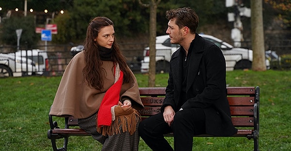 Sezonun merak uyandıran yapımlarından biri olan Aynı Yağmur Altında ekran yolculuğuna başladı.