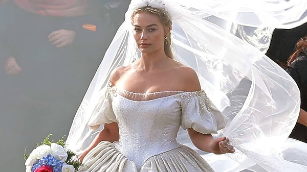 Emily Bronte’nin 19. yüzyılda yayımlanan ve yayımlandığı günden bu yana tartışma yaratan romanı, bu yeni uyarlamayla daha karanlık ve modern bir yerden ele alınıyor.