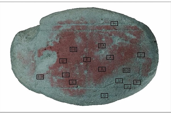 Araştırmacılar, levha üzerindeki aşınma izlerini inceleyip binlerce olası oyun kuralını simüle etti.