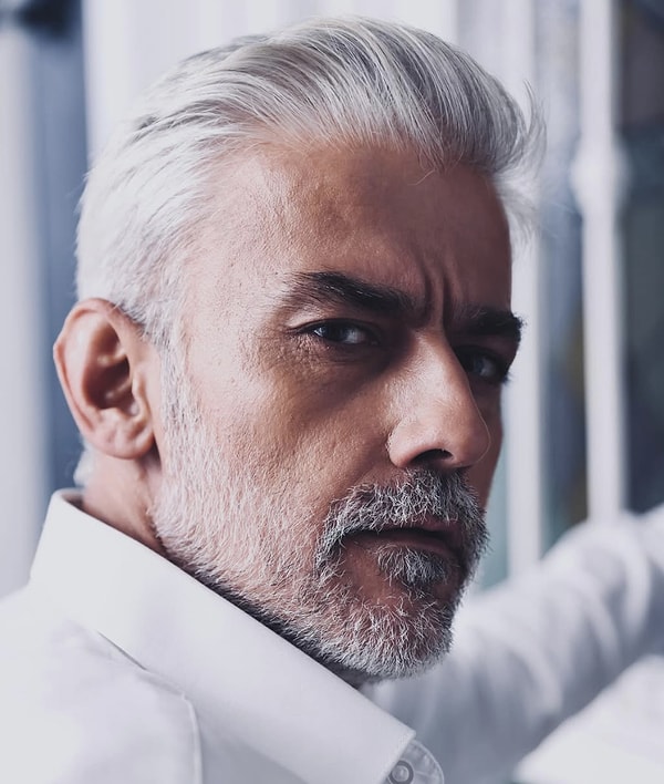 Türk televizyon ve tiyatro dünyasını sarsan 45 yaşındaki Kanbolat Görkem Arslan’ın ani vefatının ardından, sanat camiası yasa boğuldu.