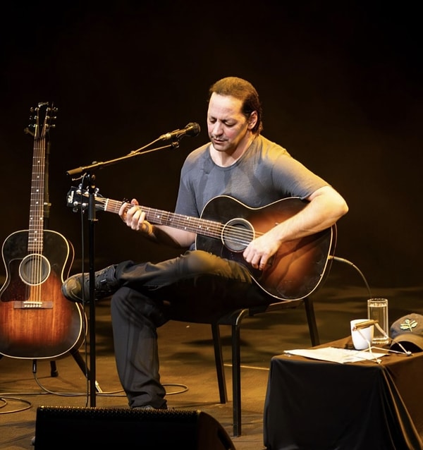 “Senden Daha Güzel”, “Kufi”, “Her Şeyi Yak” ve “Aman Aman” gibi şarkılarla yıllardır geniş bir dinleyici kitlesine sahip olan Duman’ın solisti Kaan Tangöze, müziği kadar sade yaşam tarzıyla da biliniyor.