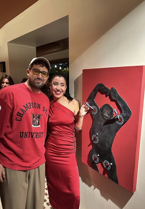 Sevgilisinin sanat yönüne de vurgu yapan Ayşe Kırca, Demirkol’un yalnızca komedyenliğiyle değil, yaratıcılığıyla da kendisini etkilediğini söyledi.