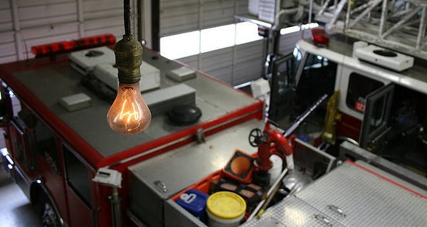 1901 yılında Livermore’daki itfaiyeye bağışlanan ampul, istasyon taşındıkça özenle korunarak yeni binaya taşındı.