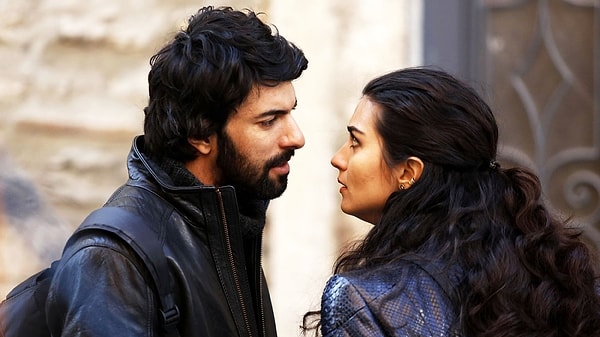 Tuba Büyüküstün, 12 yıl önce rol aldığı "Kara Para Aşk" dizisinden bir fotoğraf yayınladı.