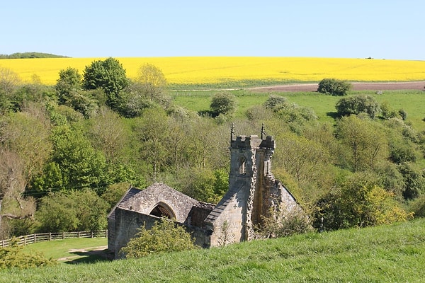 Wharram Percy, Britanya’nın en büyük terk edilmiş Orta Çağ yerleşimlerinden biri olarak biliniyor.