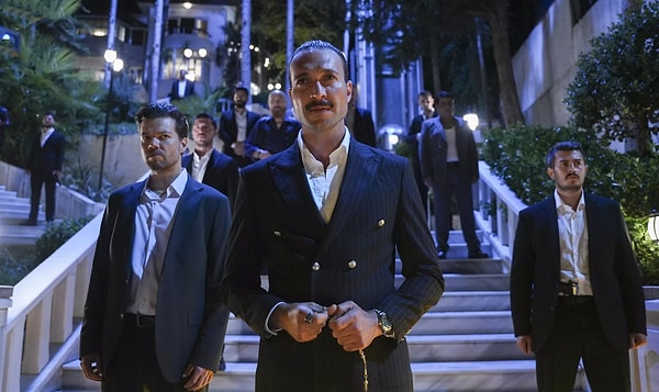 Çağatay Ulusoy ve Demet Özdemir’in başrolü paylaştığı dizi de Görkem Sevindik de başlıca rollerden birinde.