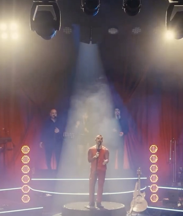 İstanbul’da gerçekleşen ve binlerce kişinin doldurduğu konser salonunda, şarkının en duygusal anında tam 17 kişi aynı anda sevgililerinin önünde diz çöktü.