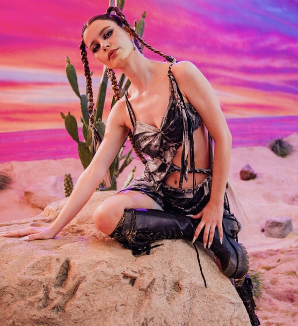 Geçtiğimiz saatlerde Beren Saat'in şarkıcılık hevesinin CapitaliZoo ile sınırlı kalmayacağı öğrenildi.