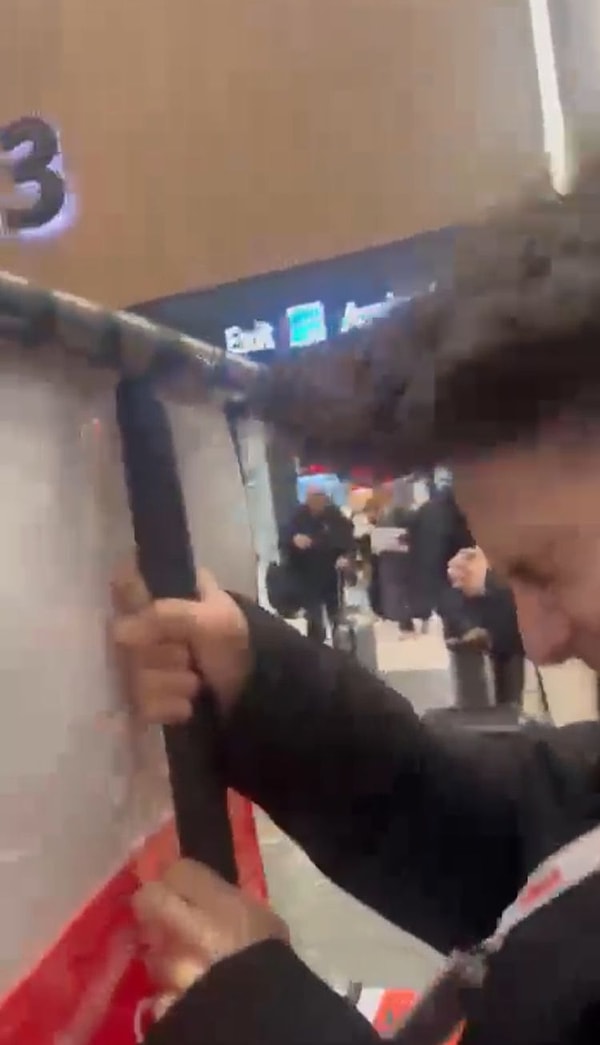 İstanbul Havaalanı’nda yolcular reklam panolarına tutundu!