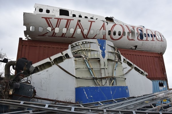 Hurdalıkta parçalara bölünen bir dev