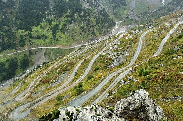 D915’in bu kadar dikkat çekmesinin temel sebebi, yolun doğal yapısının hiçbir modern müdahale ile bozulmamış olmasıdır.