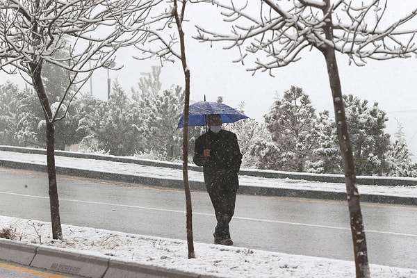 İstanbul’da yaşayan ve kar yağışlı havaları seven vatandaşlar, geçtiğimiz yıl olduğu gibi bu yıl da hayal kırıklığı yaşadı.