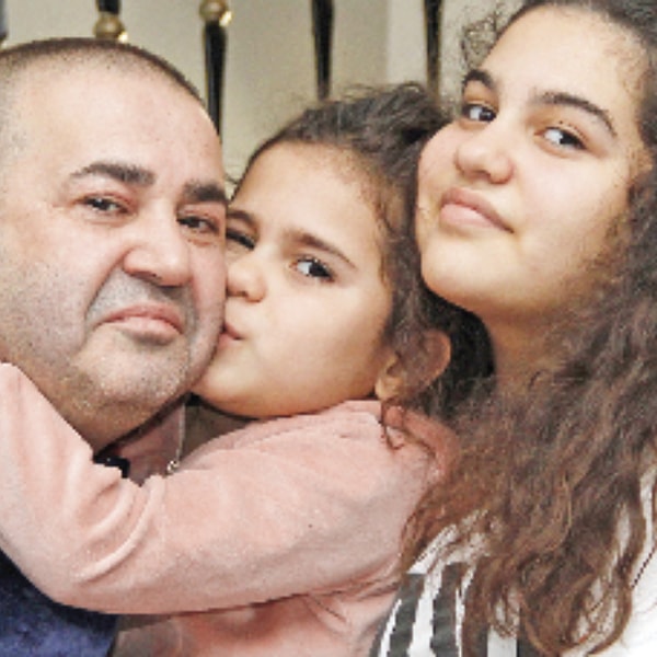 Kariyerini çokça konuşsak da özel hayatını gözlerden uzak yaşamayı tercih eden Şafak Sezer, geçtiğimiz saatlerde ailesiyle gündeme oturdu.