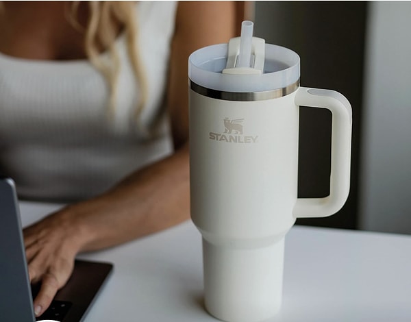 Bonus: Elinde suluğuyla hayaller denizine açılanlara: Stanley Quencher Termos