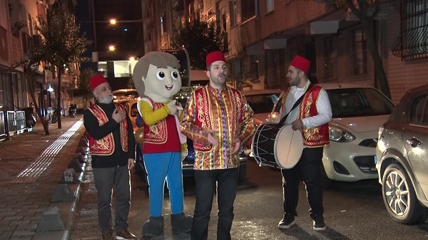 Müslüman aleminin heyecanla beklediği Ramazan ayının gelmesiyle davulcular da ilk mesaiye başladı.