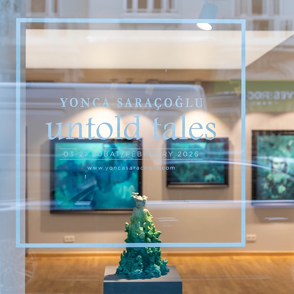 Heykel eğitimi almış bir sanatçı olarak resimle kurduğunuz ilişki nasıl gelişti? Sanatsal üretim akışınız yıllar içinde nasıl bir dönüşüm geçirdi? Sizin için resim, heykel, desen ya da dijital tasarım arasında bir hiyerarşi var mı?