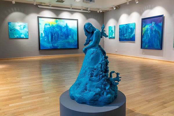 Paris yıllarınız ve Sorbonne’daki deneyiminiz, dil ve çeviri kavramlarıyla ilişkinizi nasıl şekillendirdi? “Çeviride kaybolan anlam” fikri bu sergide görsel olarak nasıl beden buldu?