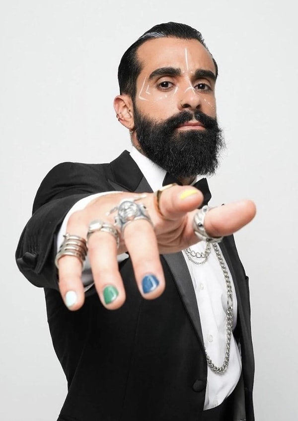 Türk pop müziğinin sevilen isimlerinden Gökhan Türkmen, son dönemde müziği kadar tarzıyla da konuşuluyor.