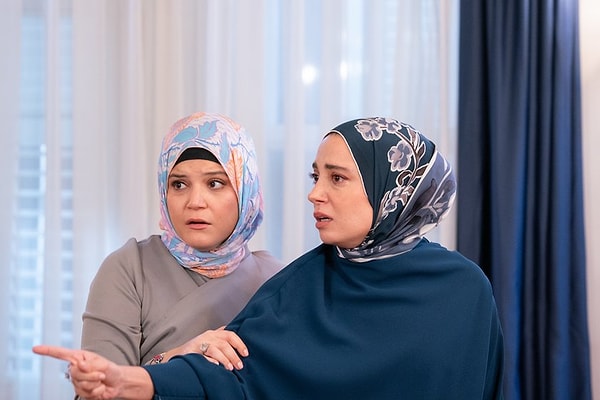 Cuma akşamlarının fenomen dizisi Kızılcık Şerbeti kadrosu yine çok hareketli.