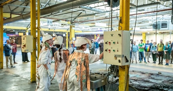 İskoçya'nın Edinburgh kentinde ise Hidden Door Festivali, terk edilmiş bir kağıt fabrikasını (The Paper Factory) "eşsiz bir çoklu-sanat deneyimi" alanına çevirmiştir.