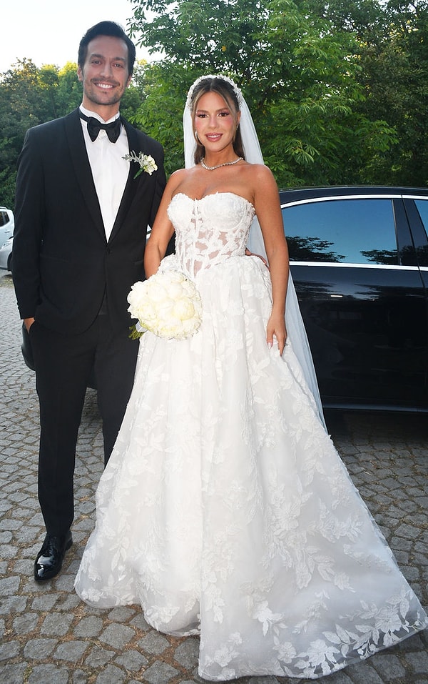 Oyuncu Feyyaz Şerifoğlu ile sunucu Merve Dinçkol, geçen yıl birçok ünlü ismin katıldığı bir törenle dünyaevine girmişti.