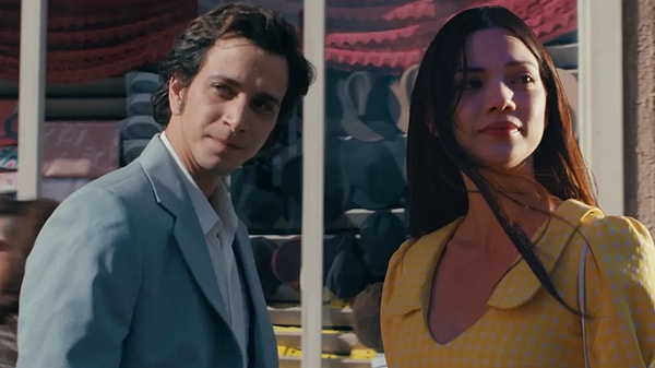 Orhan Pamuk'un eserinden uyarlanan Masumiyet Müzesi, Netflix'le izleyici karşısına çıktığından beri izlenmeye doyamıyor.