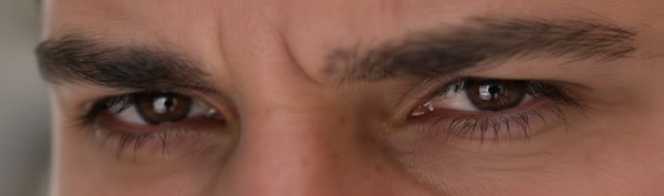 4. Biraz sert mi bakmış bu ünlümüz :)