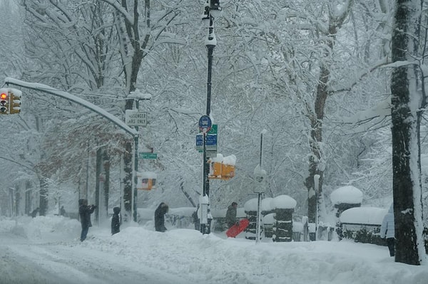 New York’ta olağanüstü hal ilan edilirken, yetkililer sürücülerden yollardan uzak durmalarını istedi.