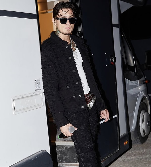 Son yıllarda rap sahnesinin en hızlı yükselen isimlerinden biri olan Çakal, kısa sürede milyonların radarına girmeyi başardı.