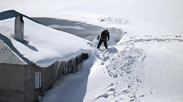 Köy halkı altı ay süren beyaz esaret ile hayatlarına sürdürmeye çalışıyor.
