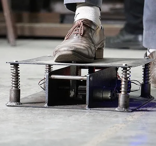 Uygulama sadece istasyonlarla sınırlı kalmayıp alışveriş merkezleri ve havaalanları gibi yaya yoğunluğunun yüksek olduğu alanlara da yayılıyor.