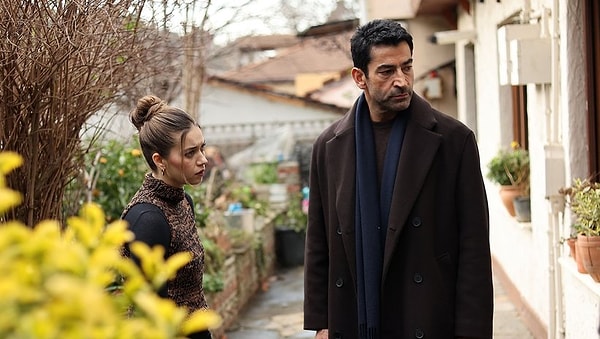 Atv'nin sevilen dizisi A.B.İ. salı gününün negatif havasını dağıtmış ve hem zirveyi gören ilk dizi olmuştu hem de 10+ reyting almayı başarmıştı.