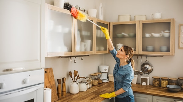 Mutfak dolaplarının üstünü temizlemeyi erteliyorsun.