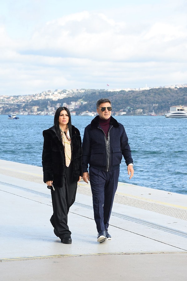 Eşi Ajda Yıldızhan ile birlikte İstanbul’da görüntülenen sanatçı, İstanbul’a artık sık gelmediklerini belirterek, “On günde bir, iki günlüğüne geliyoruz ama İzmir’de yaşıyoruz” dedi.