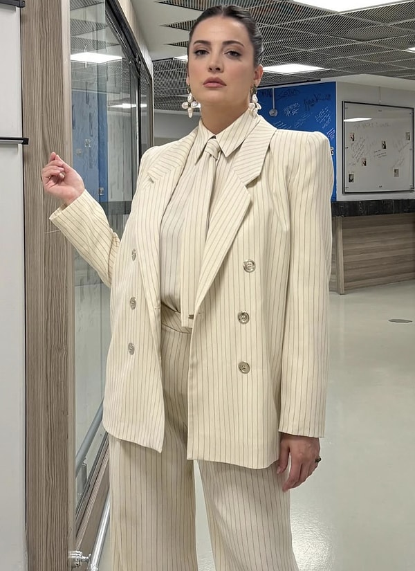 Son yıllarda kariyerinde adeta seviye atlayan İrem Sak, komedideki doğal yeteneği ve oyunculuğuyla dikkat çekmeye devam ediyor.