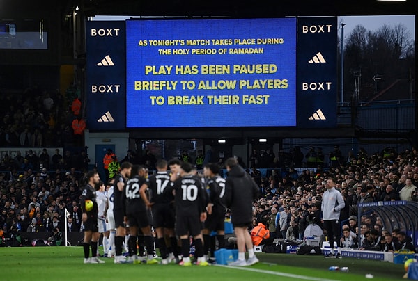 Müslüman futbolcular, yoğun fiziksel efora rağmen inançlarının gereği olan oruç tutmaktan geri kalmıyor.