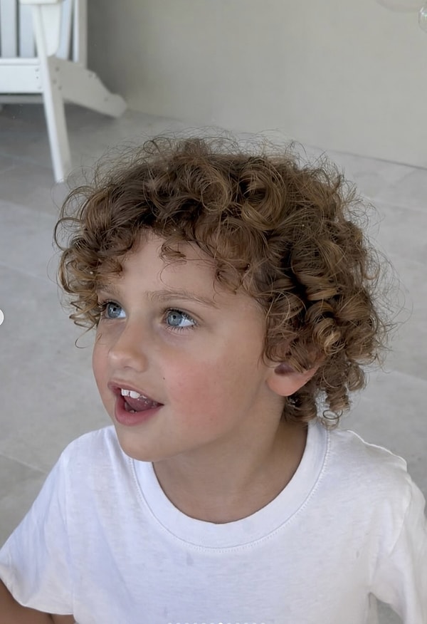 Ünlü model geçtiğimiz saatlerde sosyal medya hesabından oğlunun son halini paylaştı.