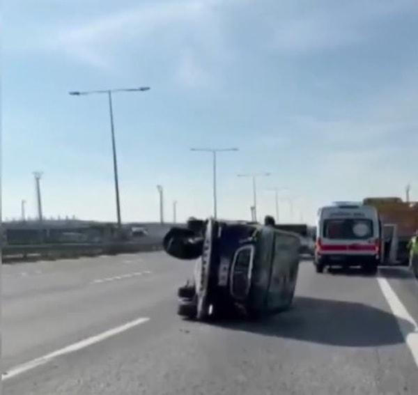 İçinde bulunduğu minibüs kaza sonucunda yan yattı.