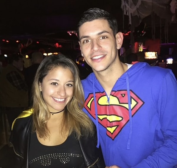 Başlangıçta yalnızca kelime üzerinden rekabet eden ikili, kısa süre içinde oyun dışına taşan sohbetler etmeye başladı.