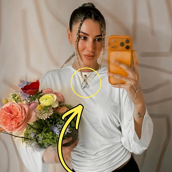 Kombiniyle de ayrıca konuşulan Şeyma Subaşı'nın kolyesindeki detay gözlerden kaçmadı.