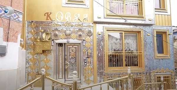 Hatırlarsanız daha önce Evrim Akın, Kobra Murat’ın 5 katlı evini ziyaret etmiş; evin abartılı, fazlasıyla rüküş ve göz kanatan altın detayları uzun süre konuşulmuştu.