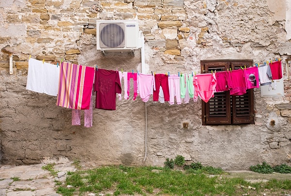 Açık havada kurutma işleminin en yaygın hatalarından biri, giysilerin doğrudan ve uzun süreli güneş ışığına maruz bırakılmasıdır.
