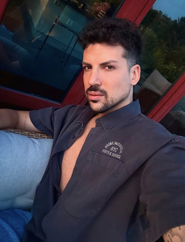 Bir zamanlar sosyal medyadaki paylaşımlarıyla ün kazanan Durmaz, bugünlerde özellikle YouTube’da yayınladığı videolar ve yaptığı açıklamalarla adından söz ettiriyor.