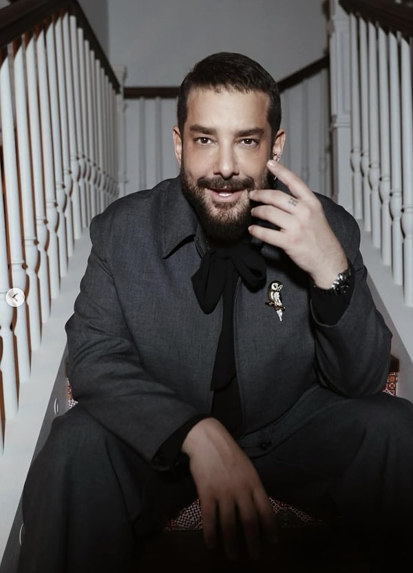 Hem oyunculuğuyla hem de sempatik tavırlarıyla magazin dünyasının yakından takip ettiği isimlerden biri olan Enis Arıkan’ı mutlaka tanıyorsunuzdur.