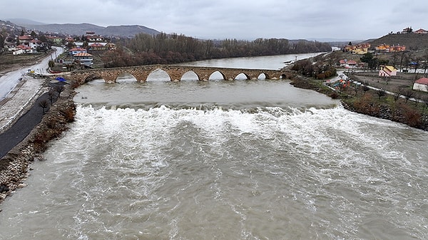 Tarihi kemer yeniden suyla doldu.