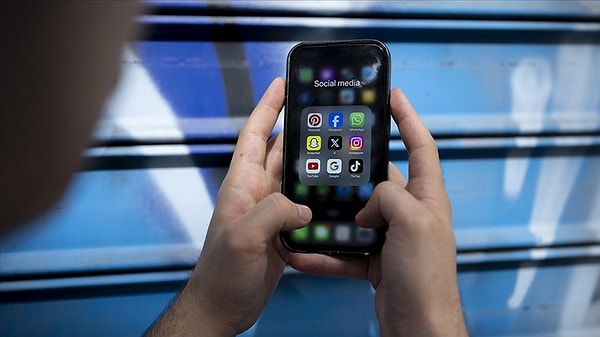 Aile ve Sosyal Hizmetler Bakanlığı’nın uzun süredir üzerinde çalıştığı yeni sosyal medya yasasına ilişkin kanun teklifi bugün TBMM’ye sunuldu.