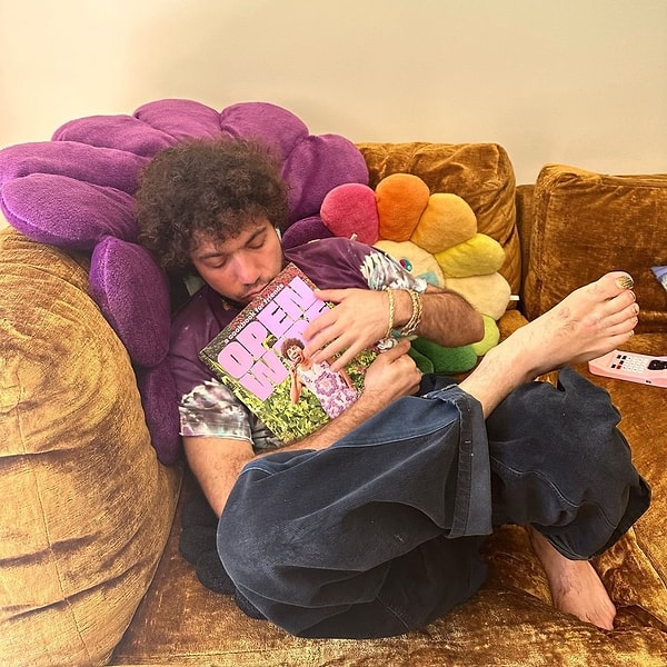 Tam bu görüntüler konuşulurken bu kez Benny Blanco’nun 2024 yılına ait eski bir fotoğrafı yeniden gündeme geldi.