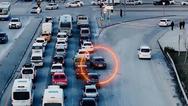 Köprü girişinde trafik ekipleri çevirme yaptı.