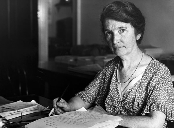 "Kendi bedenine sahip olmayan ve bedenini kontrol edemeyen bir kadın özgür değildir." -Margaret Sanger