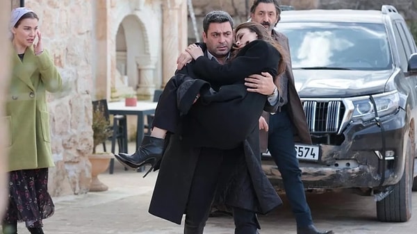 Televizyonun reyting rekortmeni iki dizisi Taşacak Bu Deniz ve Uzak Şehir'in haftalık reyting mücadelesi bu hafta da devam etti.